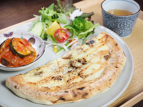 トリュフときのこの明太クリームチーズピザ