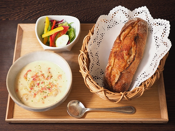 稚加榮の明太フランスとまかないクラムチャウダーランチ